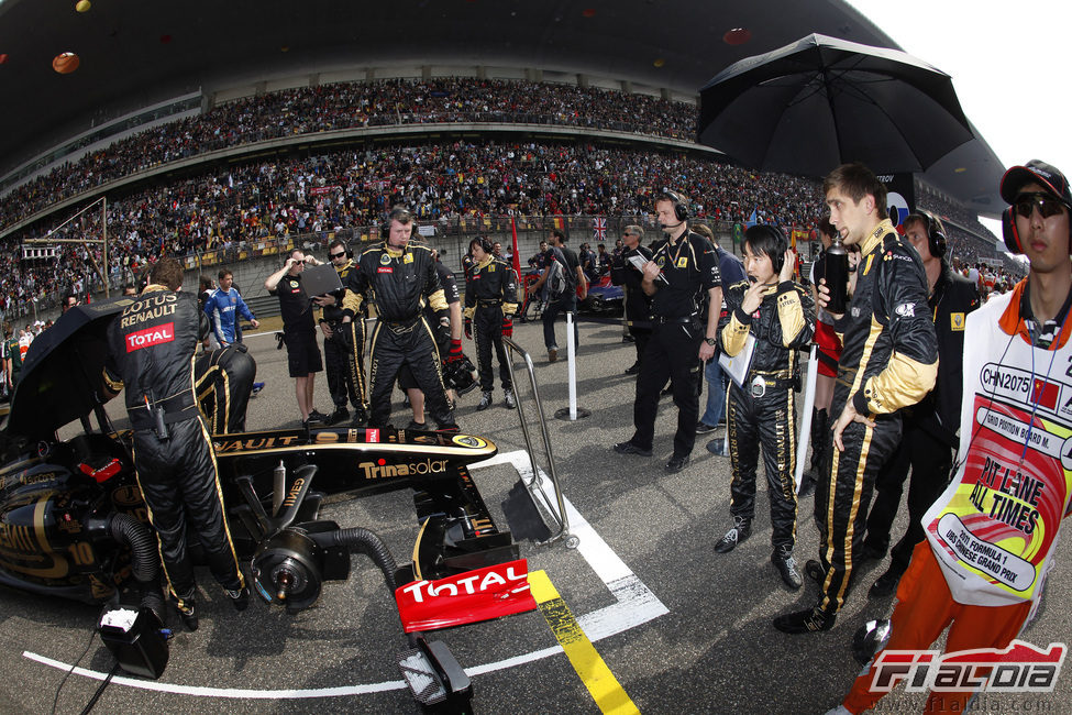 Vitaly Petrov en la parrilla del GP de China 2011