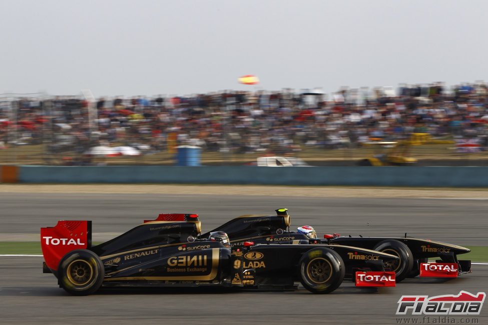 Heidfeld y Petrov rodando en paralelo en el GP de China 2011