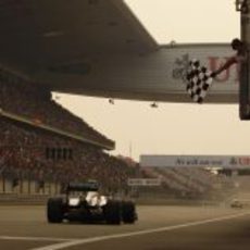 Bandera a cuadros para Nico Rosberg en el GP de China 2011