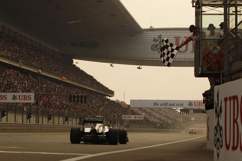 Bandera a cuadros para Nico Rosberg en el GP de China 2011