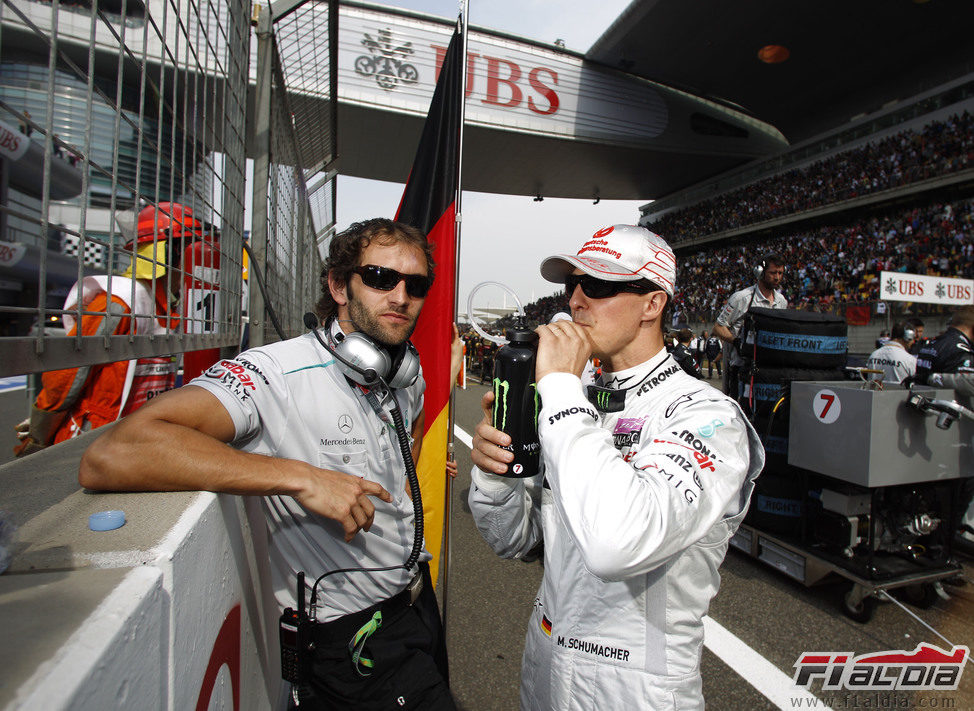 Michael Schumacher en la parrilla del circuito de Shanghai