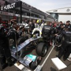 Rosberg sale del coche en la parrilla de Shanghai