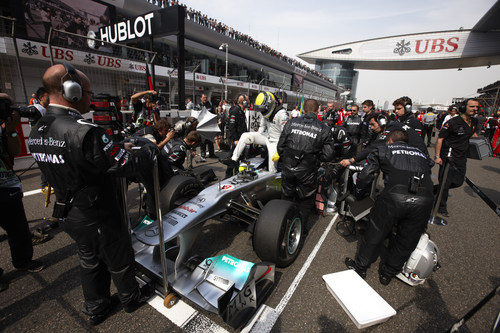 Rosberg sale del coche en la parrilla de Shanghai