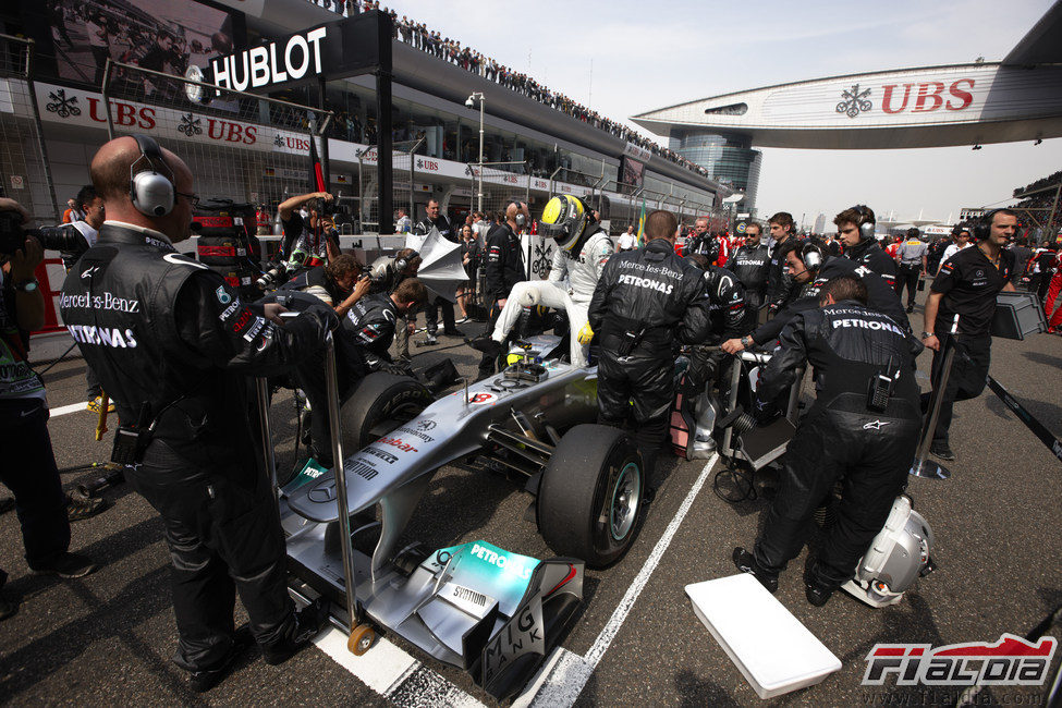 Rosberg sale del coche en la parrilla de Shanghai