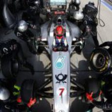 Parada en boxes para Michael Schumacher en China 2011