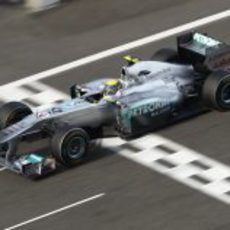 Rosberg cruza la línea de meta durante el GP de China 2011