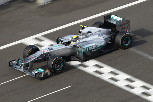 Rosberg cruza la línea de meta durante el GP de China 2011