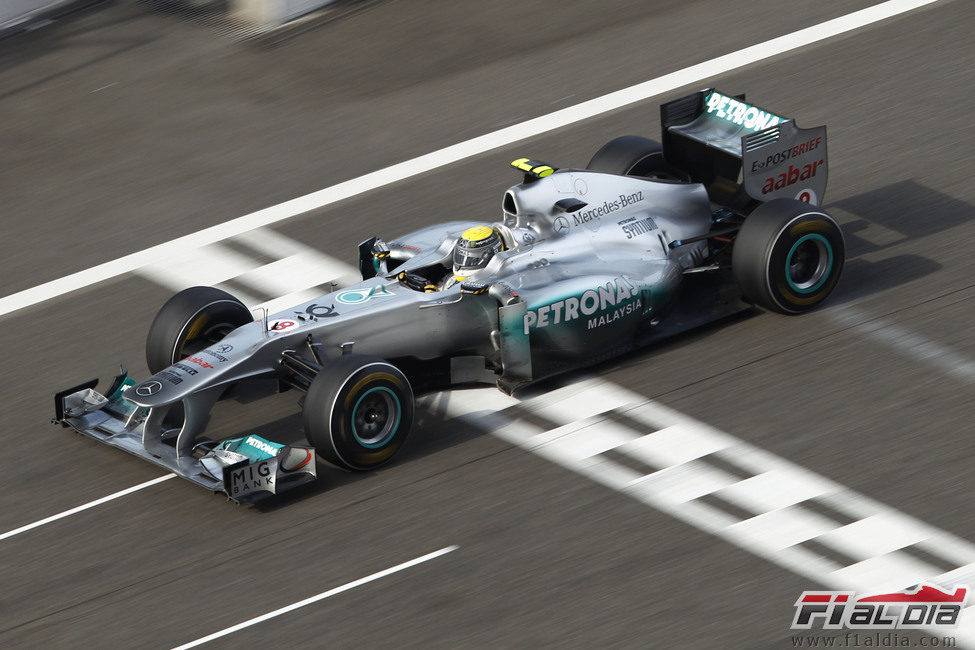 Rosberg cruza la línea de meta durante el GP de China 2011