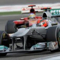 Michael Schumacher peleó con Fernando Alonso hasta el final