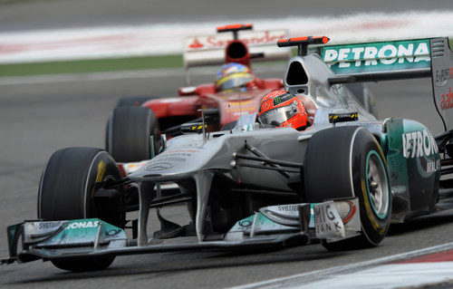 Michael Schumacher peleó con Fernando Alonso hasta el final