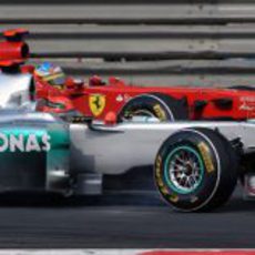 Schumacher y Alonso en paralelo durante el GP de China 2011