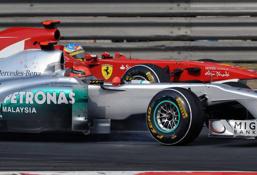 Schumacher y Alonso en paralelo durante el GP de China 2011