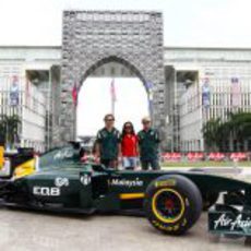 Trulli y Kovalainen posan junto al T128 y una invitada en Putrajaya