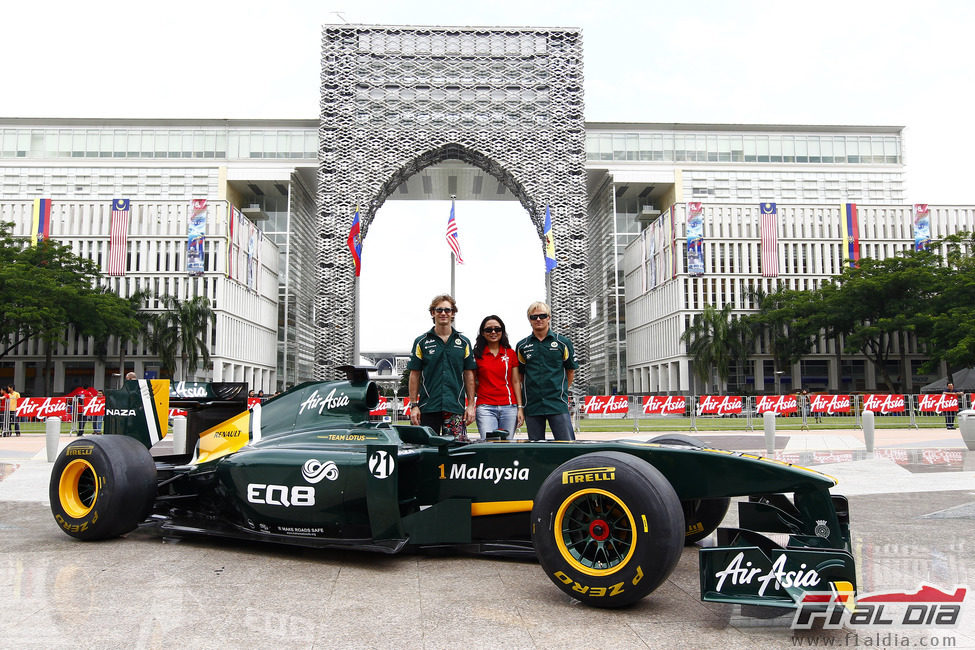 Trulli y Kovalainen posan junto al T128 y una invitada en Putrajaya