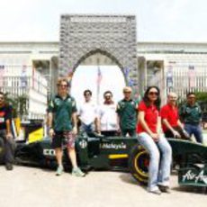 Trulli y Kovalainen posan junto al T128 y los invitados del Tune Group en Putrajaya