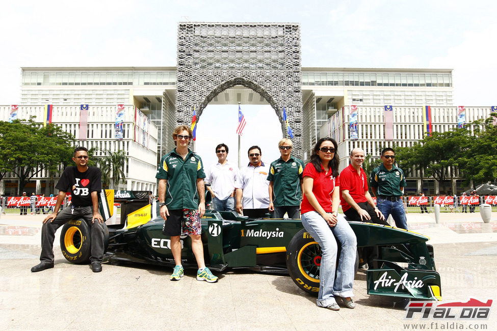 Trulli y Kovalainen posan junto al T128 y los invitados del Tune Group en Putrajaya