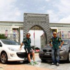 Trulli y Kovalainen posan con los coches de Naza en Putrajaya