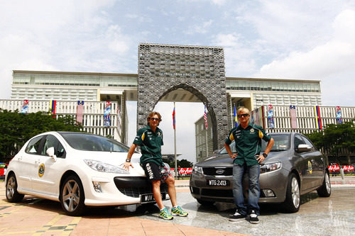 Trulli y Kovalainen posan con los coches de Naza en Putrajaya
