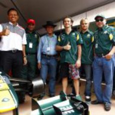 Fernandes, Trulli, Kovalainen, el T128 y los invitados VIP en Putrajaya