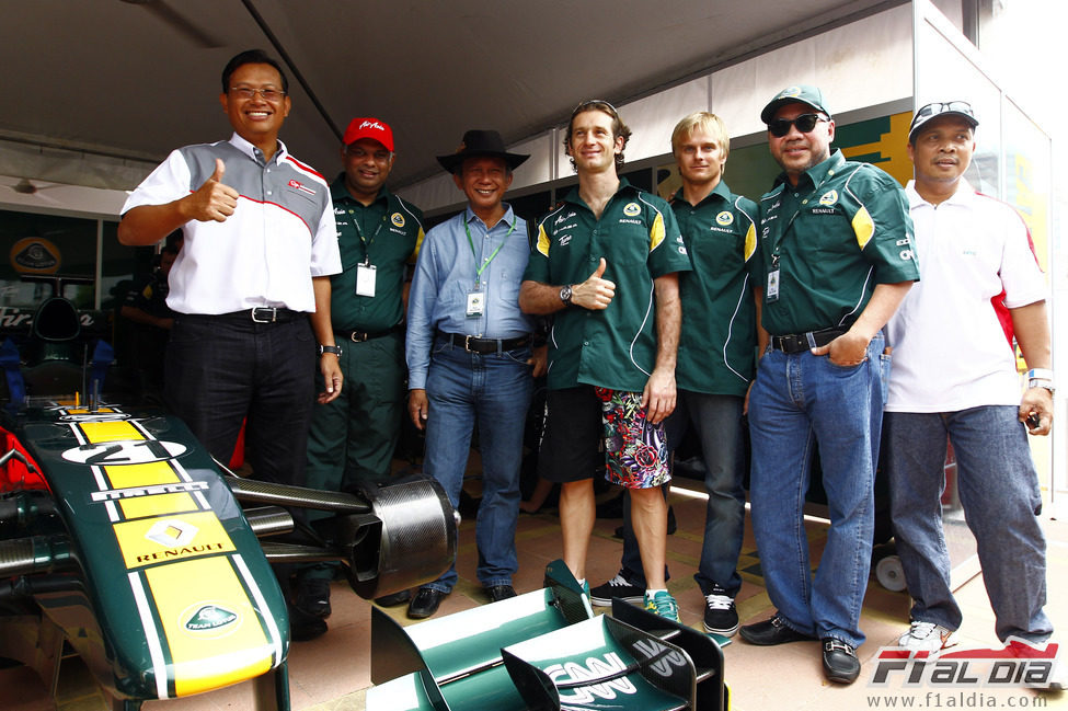 Fernandes, Trulli, Kovalainen, el T128 y los invitados VIP en Putrajaya