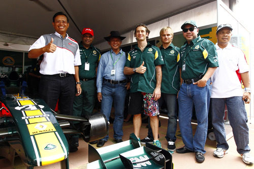 Fernandes, Trulli, Kovalainen, el T128 y los invitados VIP en Putrajaya