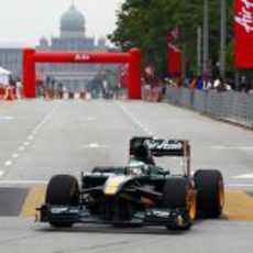 Kovalainen pilota el T128 en Putrajaya