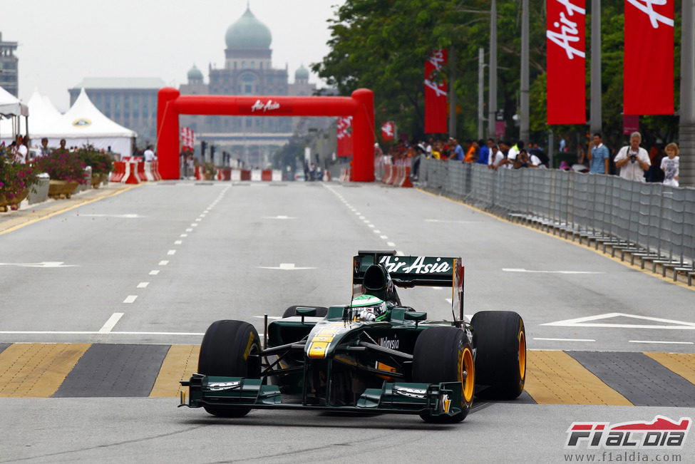 Kovalainen pilota el T128 en Putrajaya