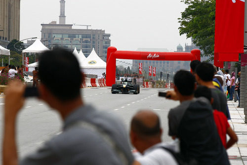 Mucho público pendiente de Kovalainen en Putrajaya, Malasia