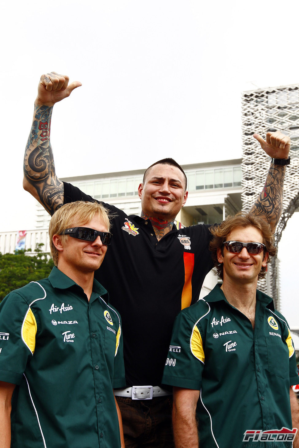 Kovalainen y Trulli junto a uno de los jugadores del ABL b'ball