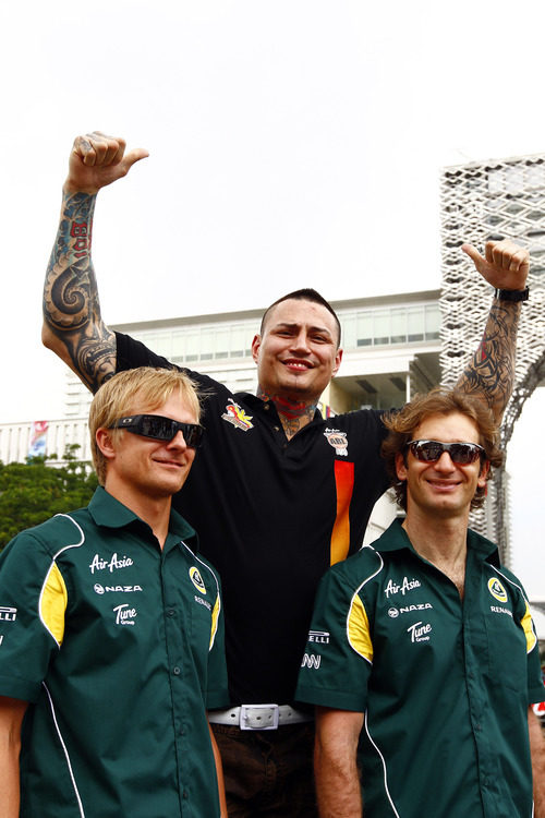 Kovalainen y Trulli junto a uno de los jugadores del ABL b'ball