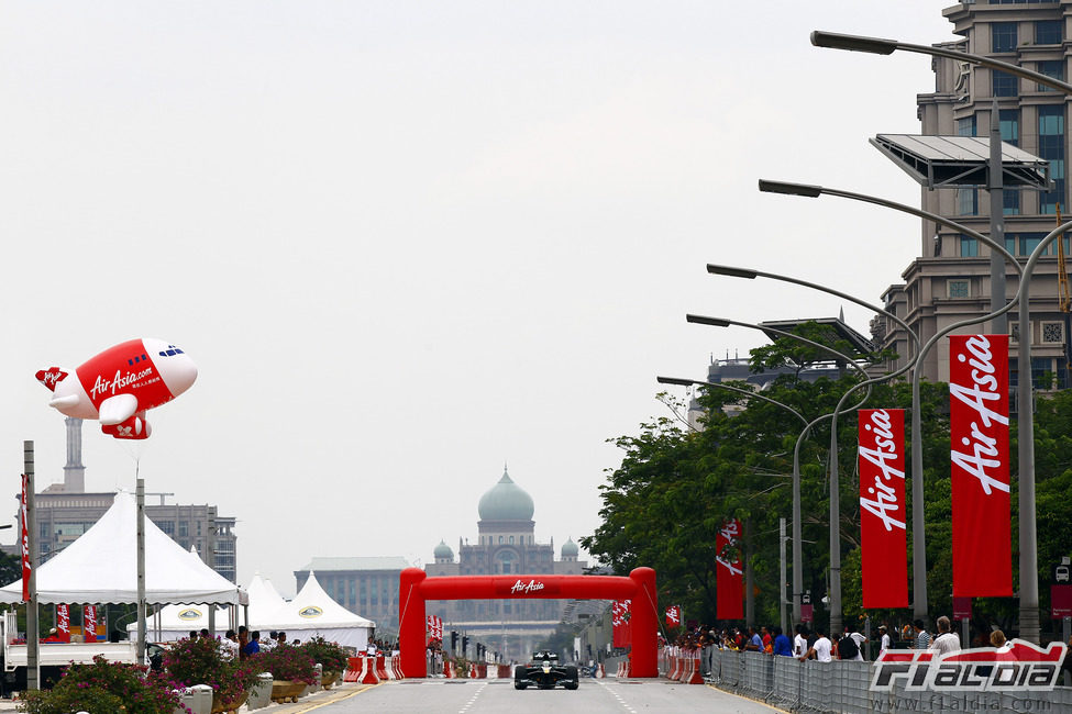 Kovalainen con el T128 en la larga recta de Putrajaya