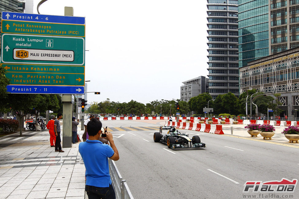 Heikki saluda a la afición de Putrajaya