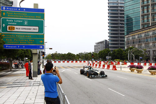 Heikki saluda a la afición de Putrajaya