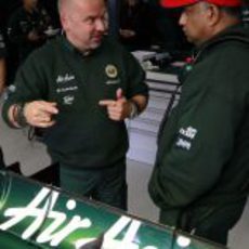 Mike Gascoyne y Tony Fernandes en el GP de Australia 2011