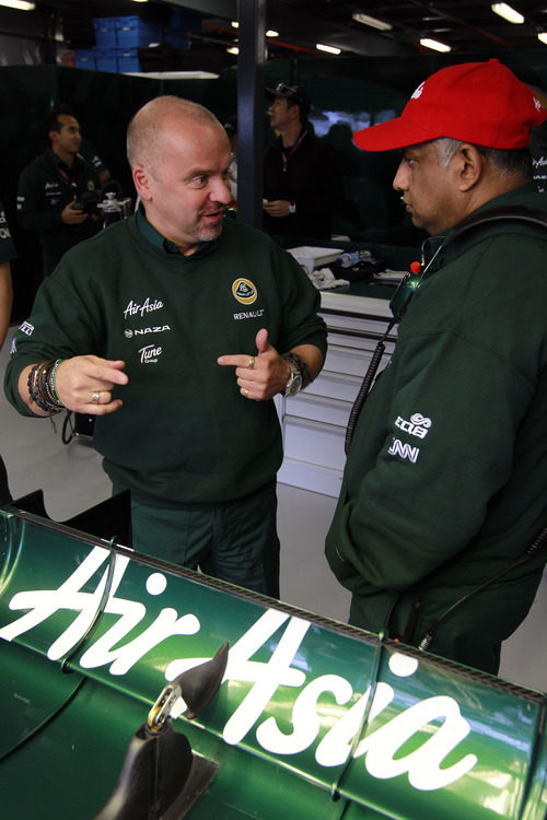 Mike Gascoyne y Tony Fernandes en el GP de Australia 2011