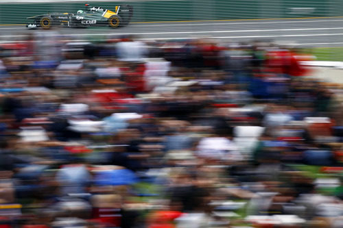 Kovalainen pasa ante el público del GP de Australia 2011