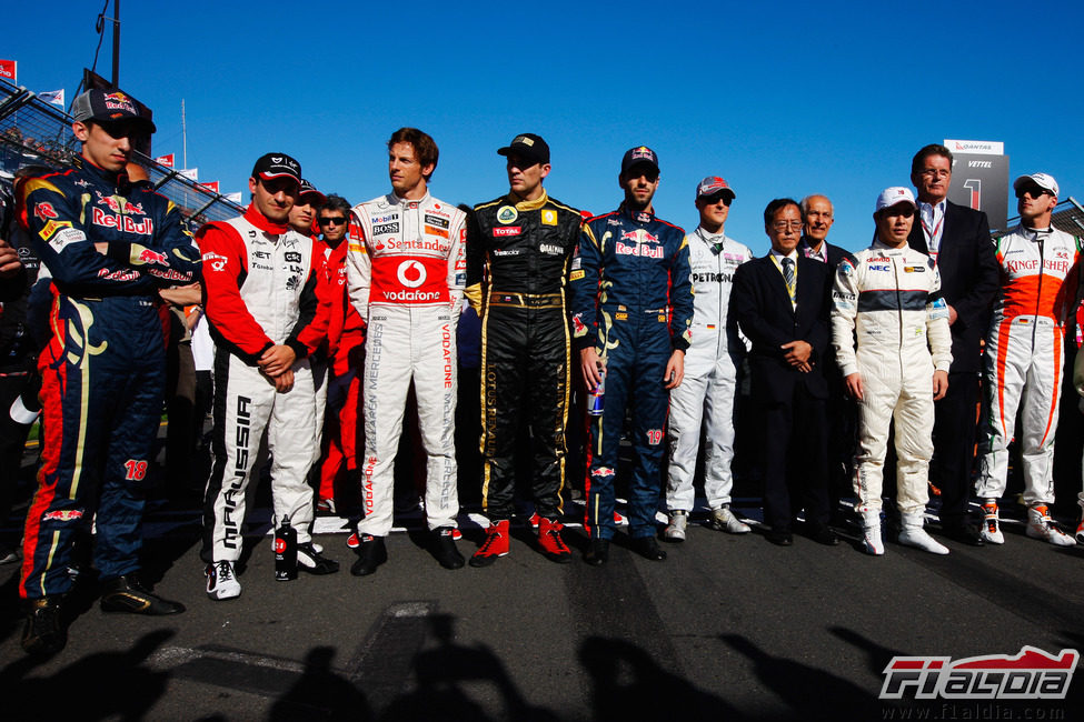 Un minuto de silencio en la parrilla del GP de Australia 2011