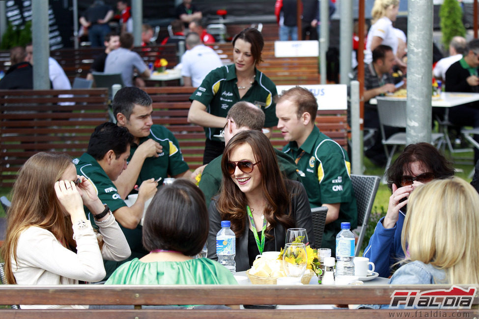 Las chicas comen tranquilas en el 'motor home' del Team Lotus