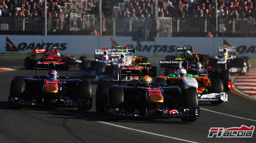 Alguersuari y Buemi luchan en la salida del GP de Australia 2011