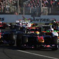 Alguersuari y Buemi luchan en la salida del GP de Australia 2011