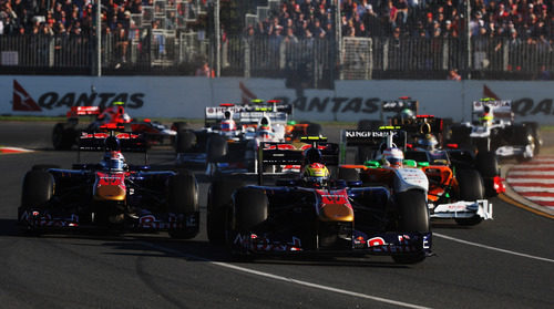 Alguersuari y Buemi luchan en la salida del GP de Australia 2011