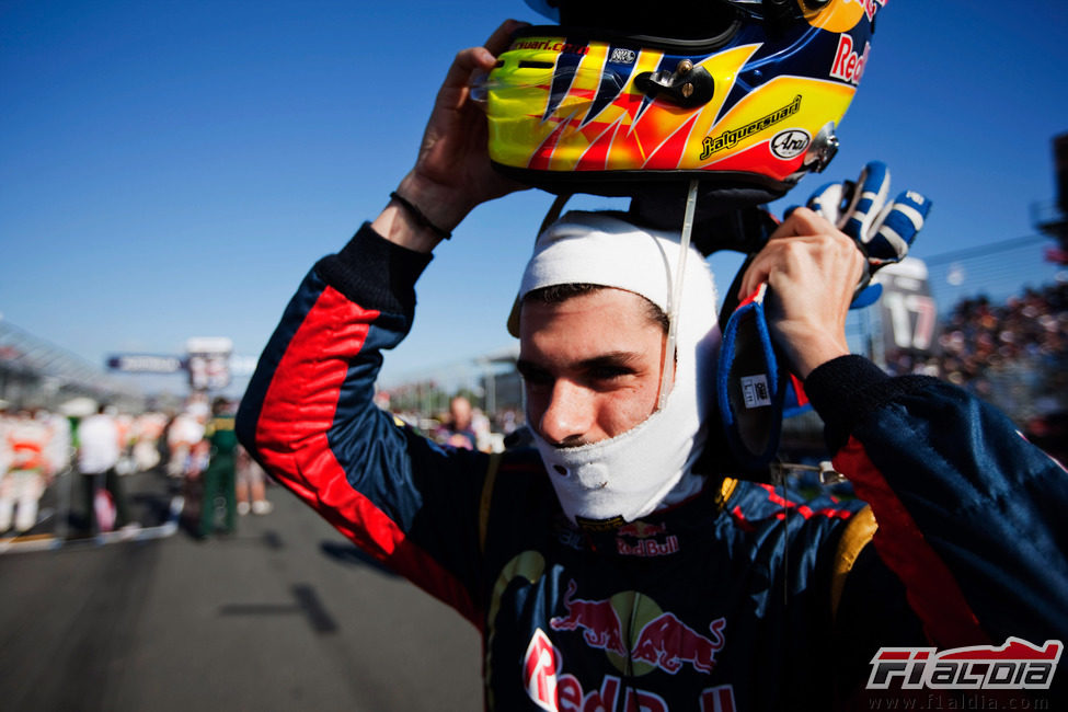 Alguersuari se pone el casco en la parrilla del GP de Australia 2011