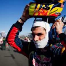 Alguersuari se pone el casco en la parrilla del GP de Australia 2011