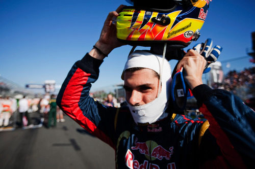 Alguersuari se pone el casco en la parrilla del GP de Australia 2011