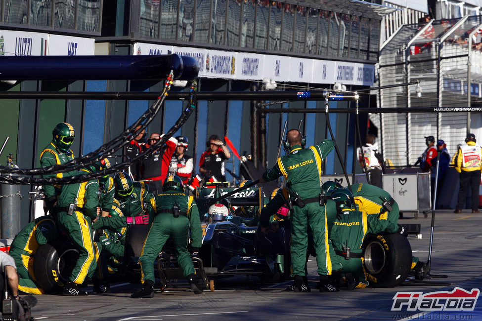 Cambio de neumáticos para Trulli en el GP de Australia 2011