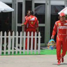 Fernando Alonso sale de su box con el casco en Malasia 2011