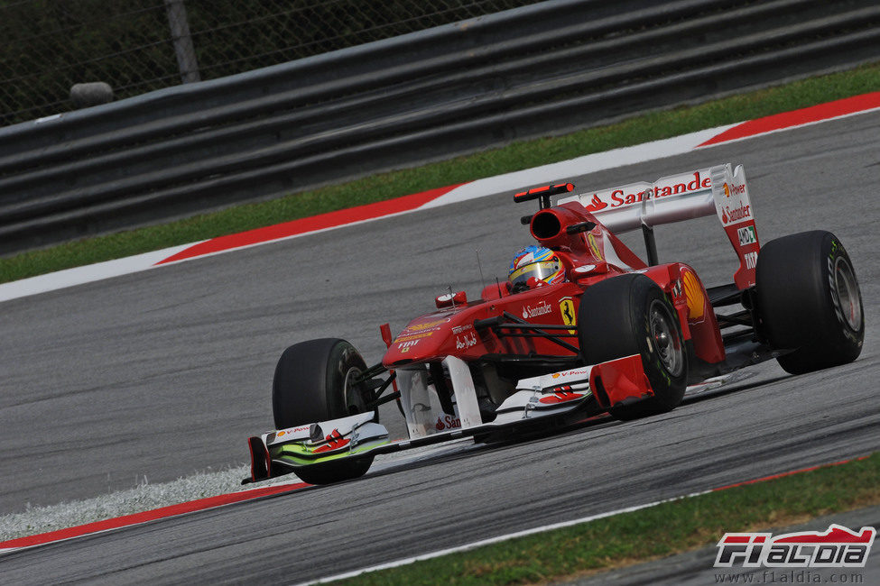 Fernando Alonso a los mandos del 150º Italia en Malasia 2011