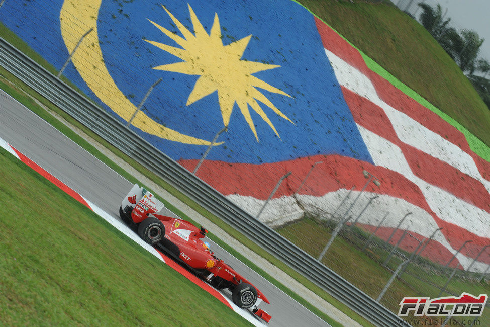 Alonso ante la bandera de Malasia