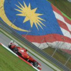 Alonso ante la bandera de Malasia