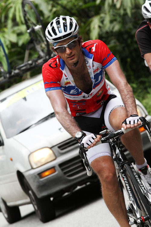Jarno Trulli se entrena en bicicleta